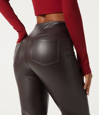 Lässige, ausgestellte Fleece-Leggings aus elastischem Kunstleder mit hohem Bund und Gesäßtaschen