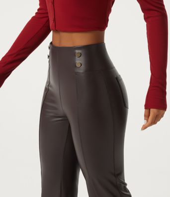 Lässige, ausgestellte Fleece-Leggings aus elastischem Kunstleder mit hohem Bund und Gesäßtaschen