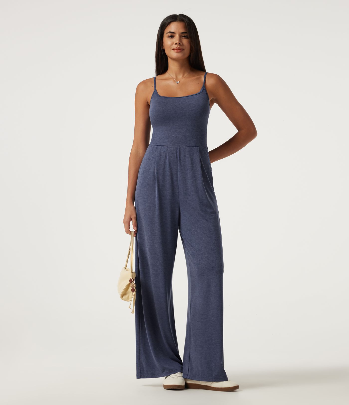 Ärmelloser, geraffter Jumpsuit mit U-Ausschnitt, Seitentaschen und integriertem BH - Easy Peezy Edition
