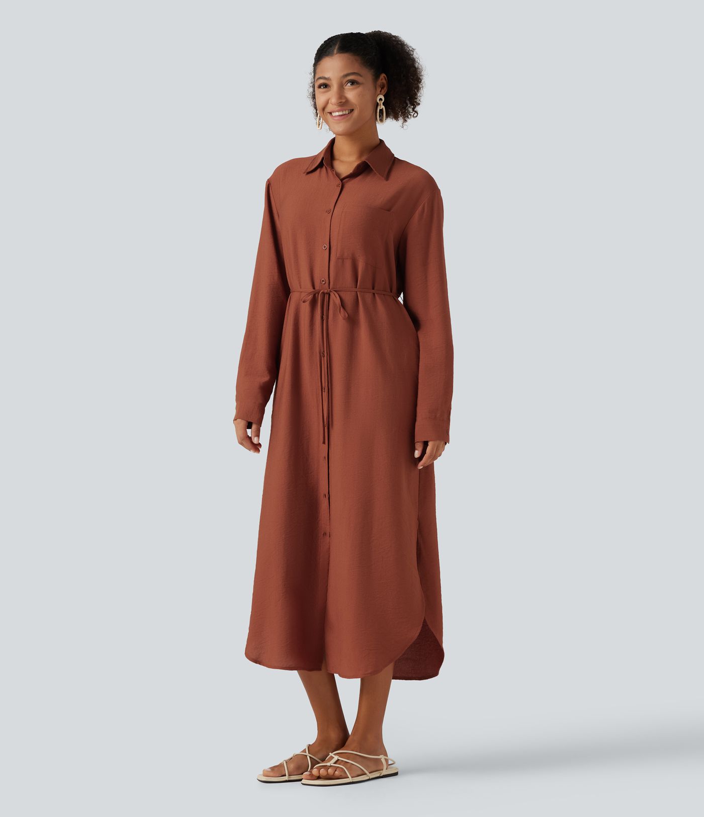 Robe-chemise midi à col, manches longues, ceinture et ourlet arrondi fendu avec poches Robe-chemise midi à col, manches longues, ceinture et ourlet arrondi fendu avec poches