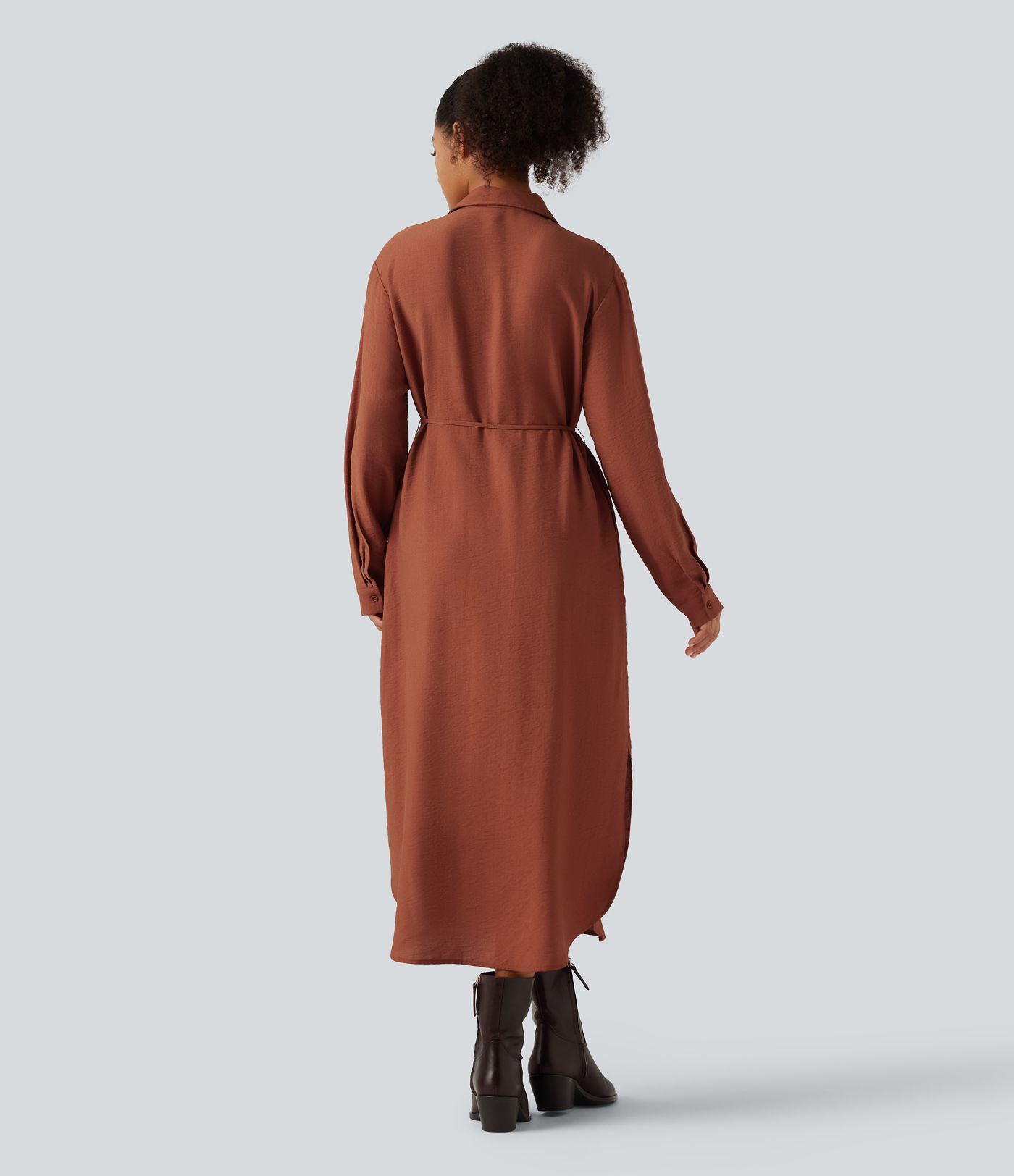 Robe-chemise midi à col, manches longues, ceinture et ourlet arrondi fendu avec poches Robe-chemise midi à col, manches longues, ceinture et ourlet arrondi fendu avec poches