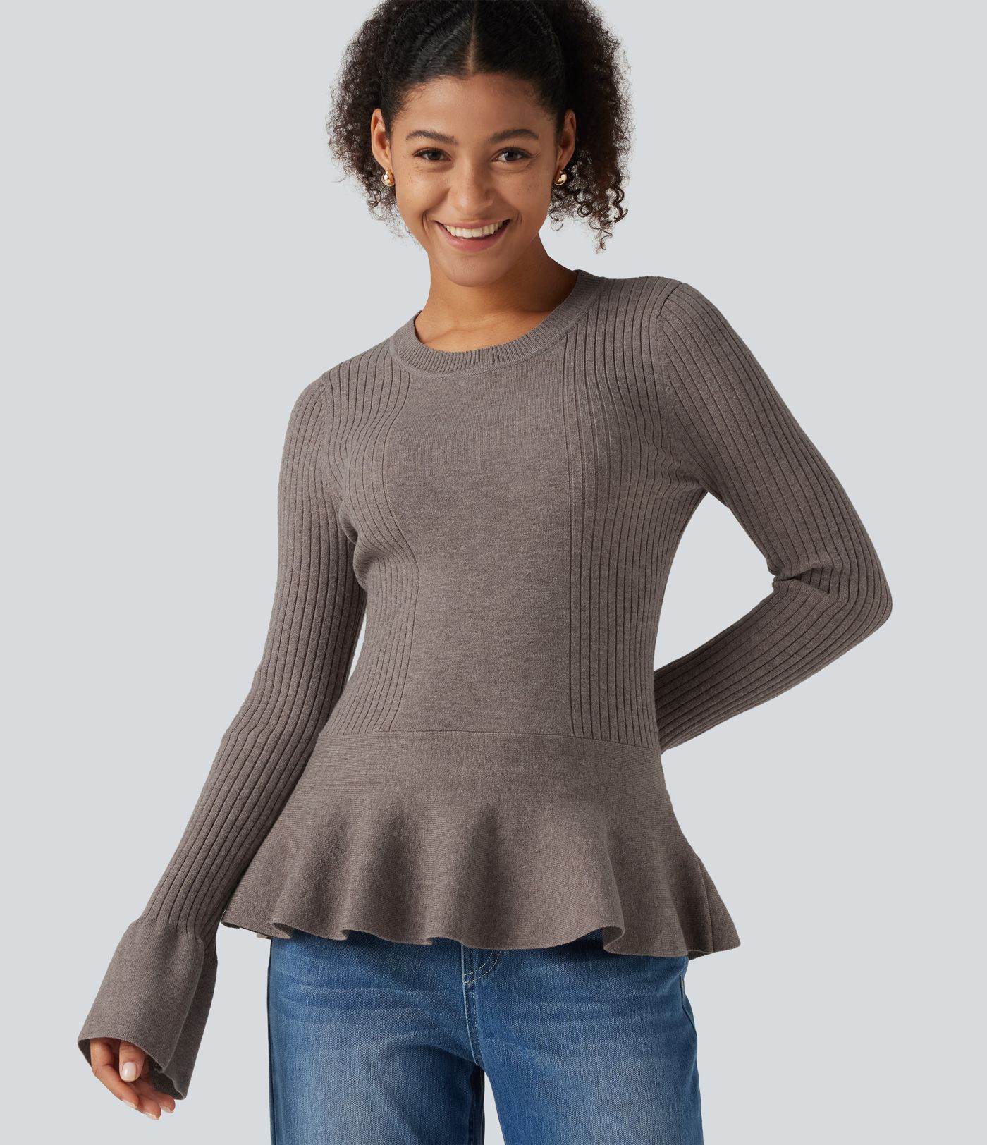 Taillierter Business-Pullover mit Rundhalsausschnitt, langen Ärmeln und Rüschenabschluss Taillierter Business-Pullover mit Rundhalsausschnitt, langen Ärmeln und Rüschenabschluss