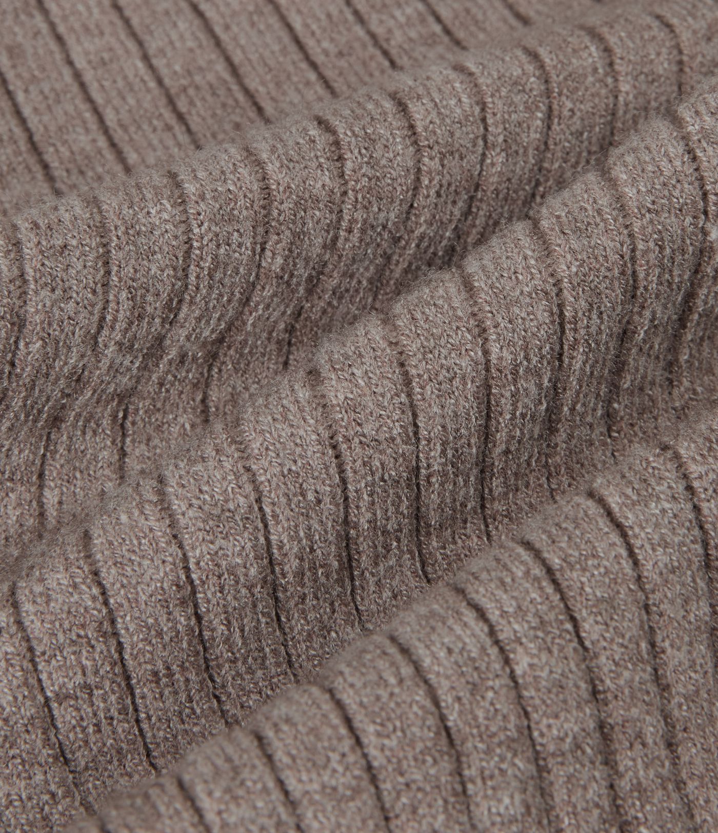 Taillierter Business-Pullover mit Rundhalsausschnitt, langen Ärmeln und Rüschenabschluss Taillierter Business-Pullover mit Rundhalsausschnitt, langen Ärmeln und Rüschenabschluss