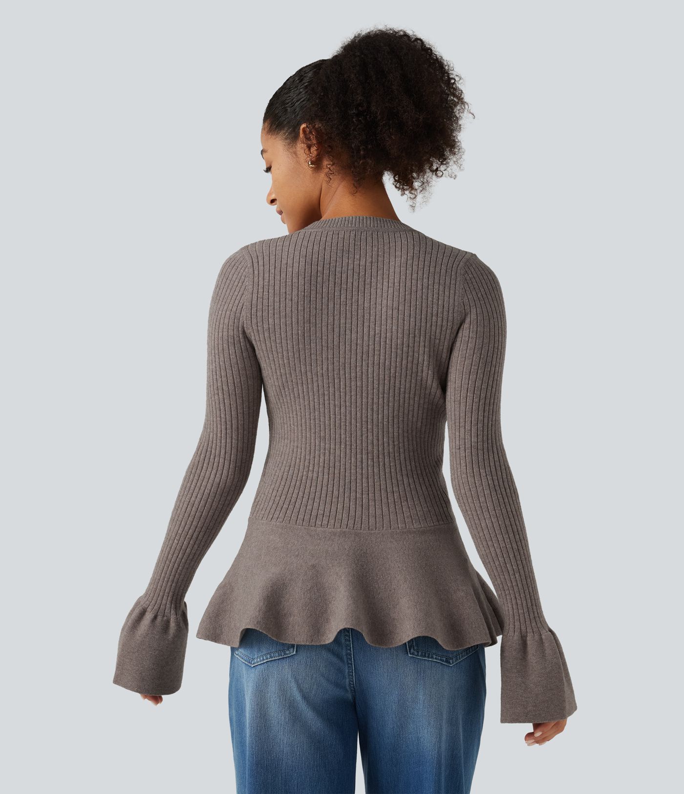 Taillierter Business-Pullover mit Rundhalsausschnitt, langen Ärmeln und Rüschenabschluss Taillierter Business-Pullover mit Rundhalsausschnitt, langen Ärmeln und Rüschenabschluss