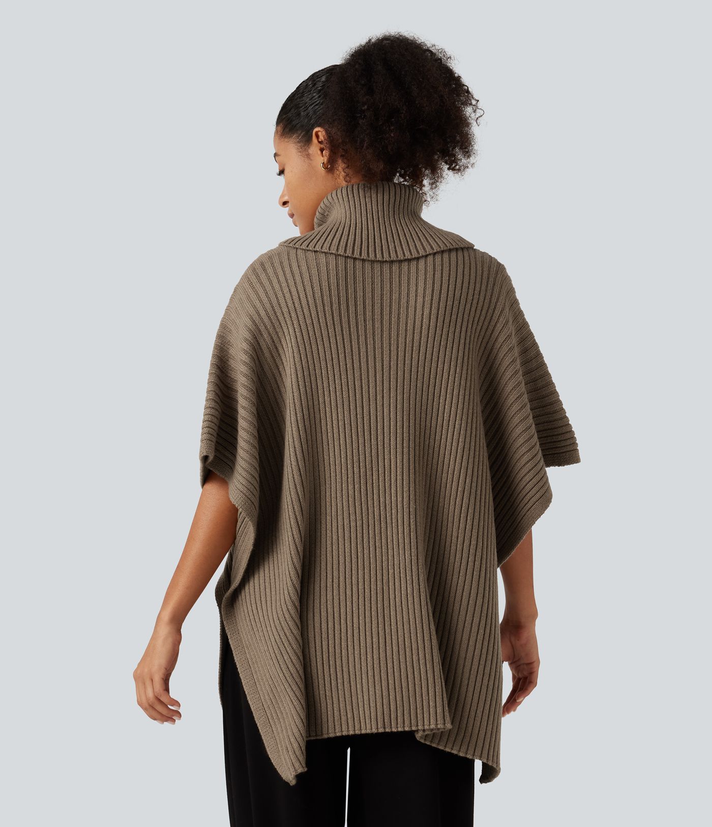 Lässiger Pullover mit hohem Kragen und halblangen Fledermausärmeln
