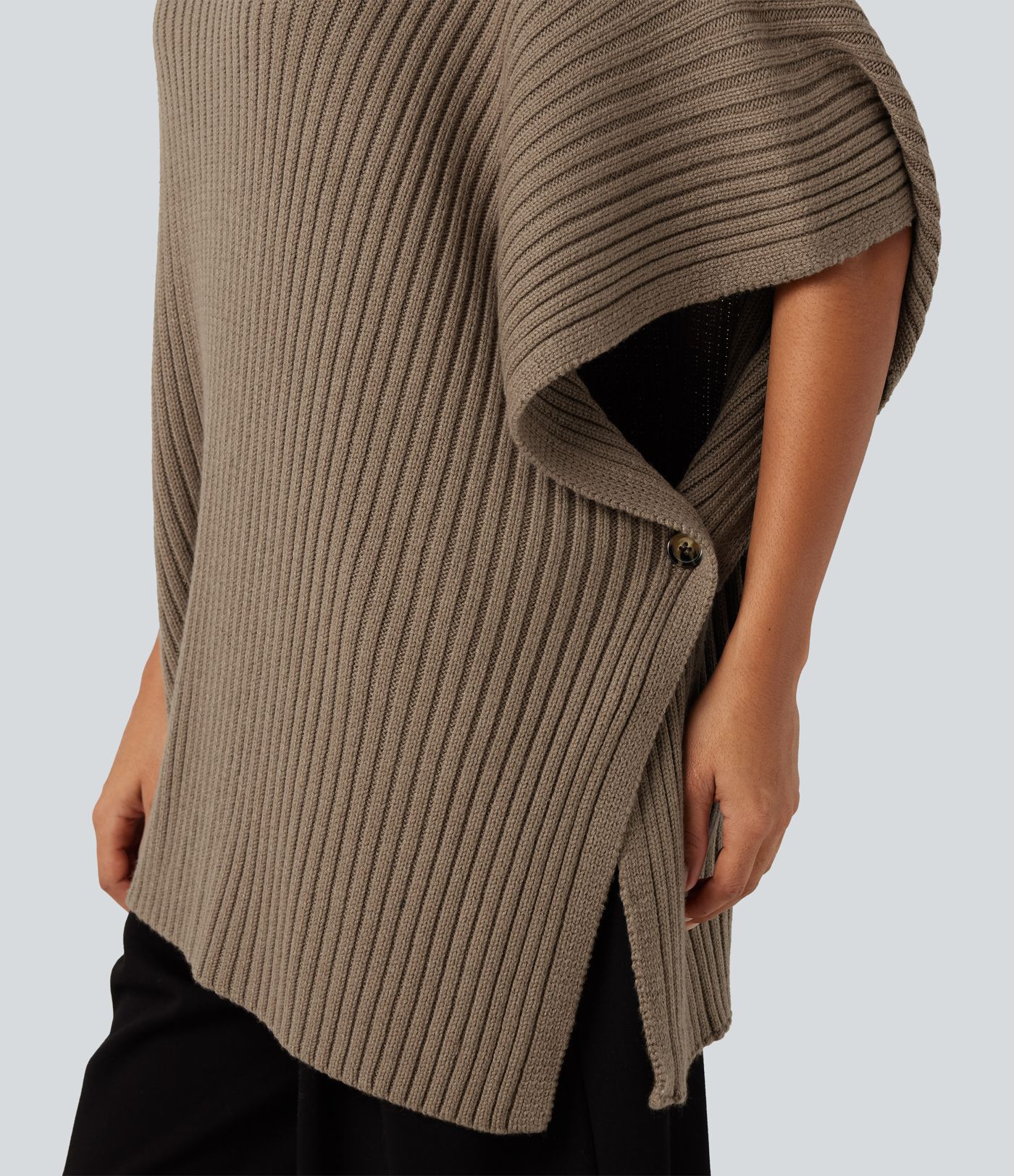 Lässiger Pullover mit hohem Kragen und halblangen Fledermausärmeln