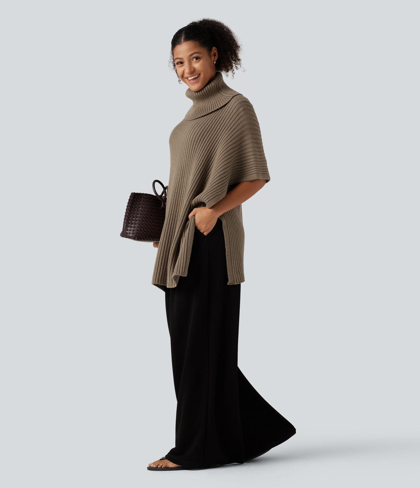 Lässiger Pullover mit hohem Kragen und halblangen Fledermausärmeln
