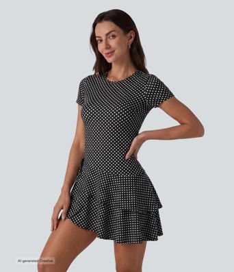 Vestido mini informal con escote redondo, manga corta, bajo con volantes en capas y estampado de lunares