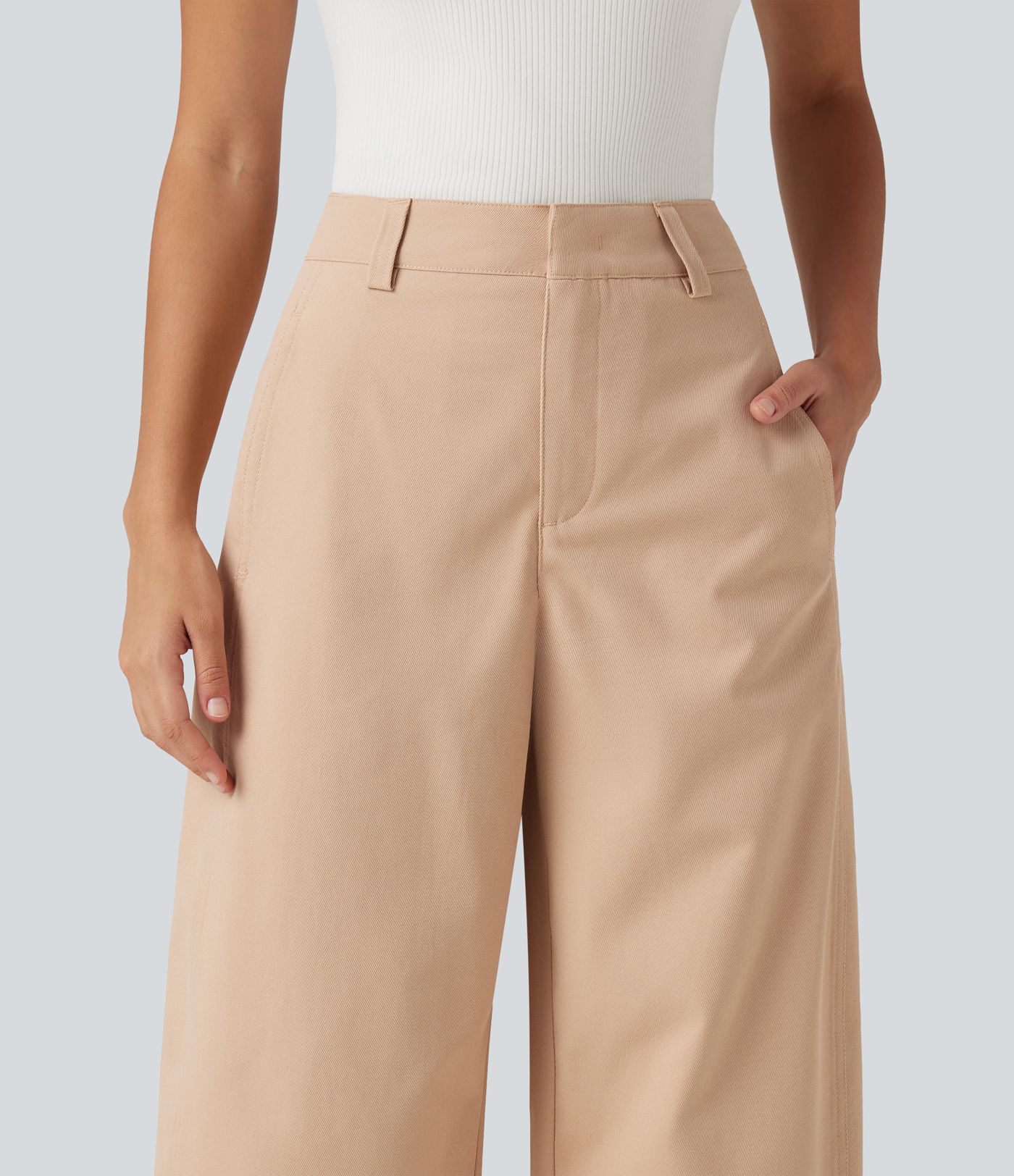 Bürohose mit mittelhohem Bund, mehreren Taschen und geschwungenem Bein Bürohose mit mittelhohem Bund, mehreren Taschen und geschwungenem Bein