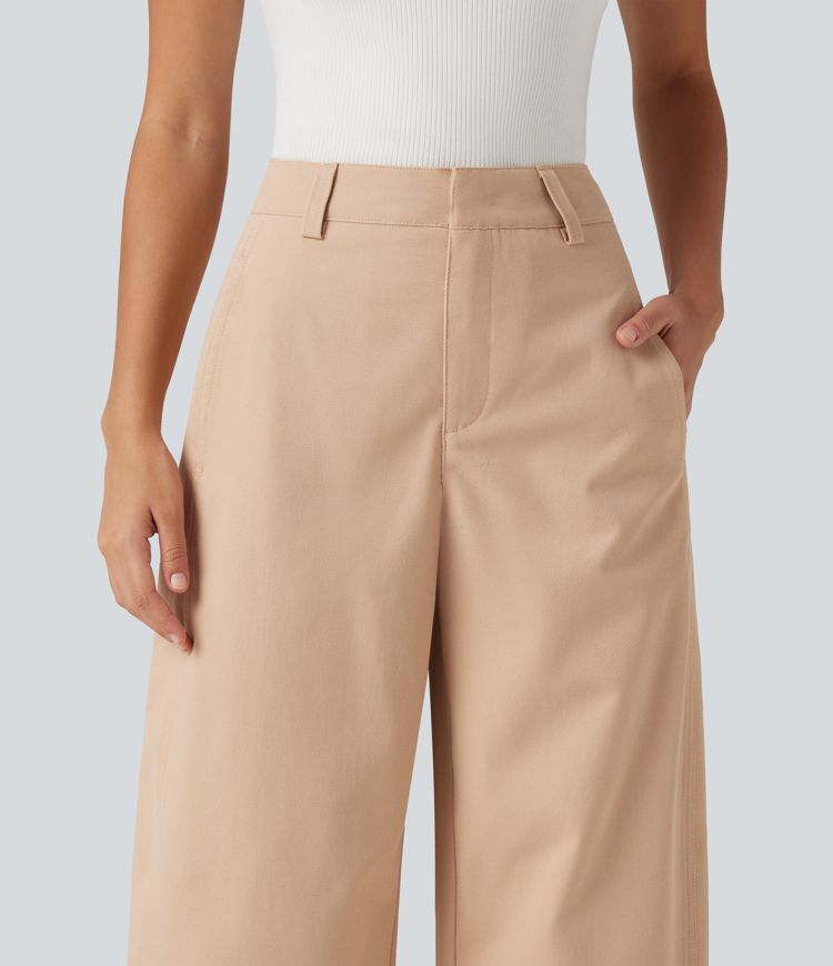 Bürohose mit mittelhohem Bund, mehreren Taschen und geschwungenem Bein Bürohose mit mittelhohem Bund, mehreren Taschen und geschwungenem Bein