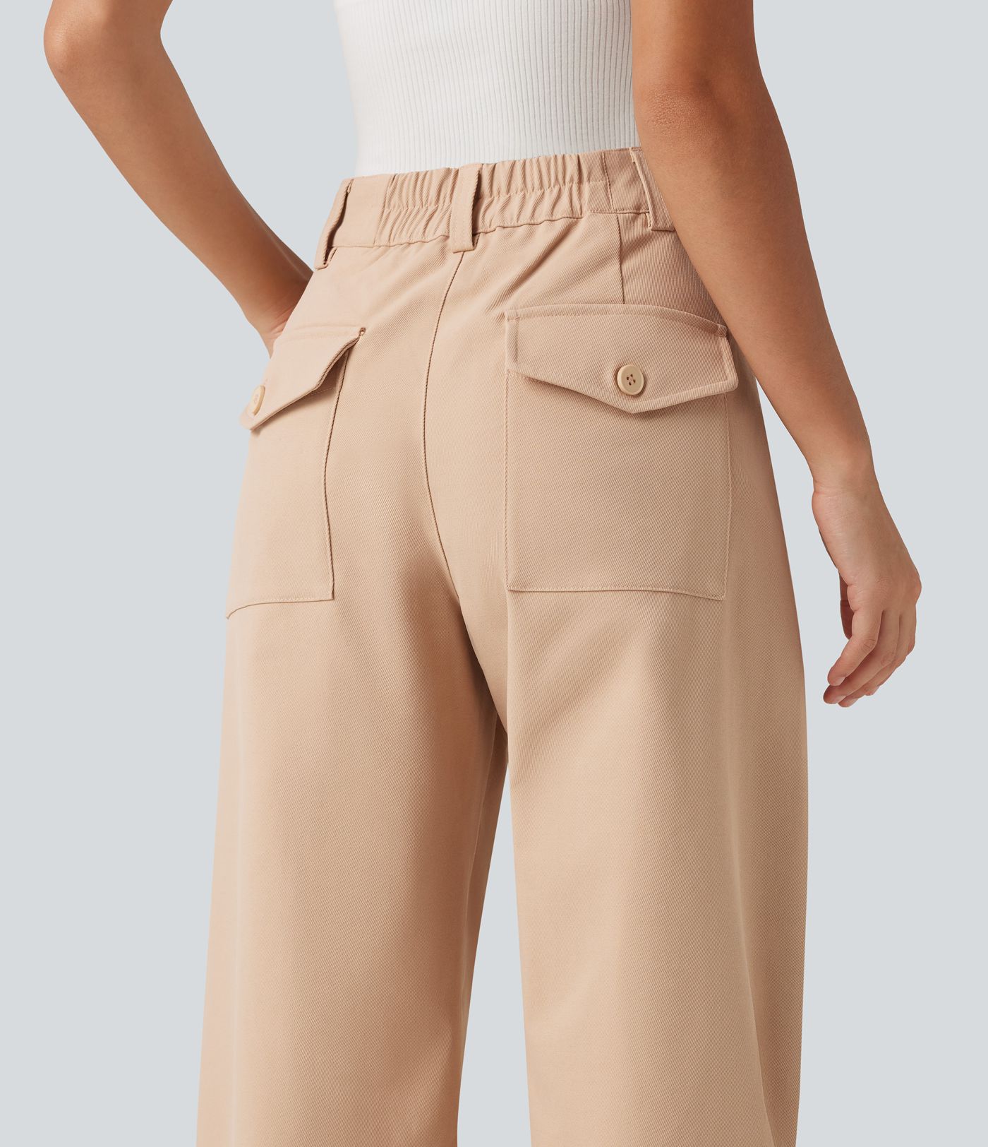 Bürohose mit mittelhohem Bund, mehreren Taschen und geschwungenem Bein Bürohose mit mittelhohem Bund, mehreren Taschen und geschwungenem Bein