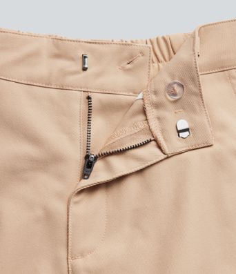 Bürohose mit mittelhohem Bund, mehreren Taschen und geschwungenem Bein Bürohose mit mittelhohem Bund, mehreren Taschen und geschwungenem Bein