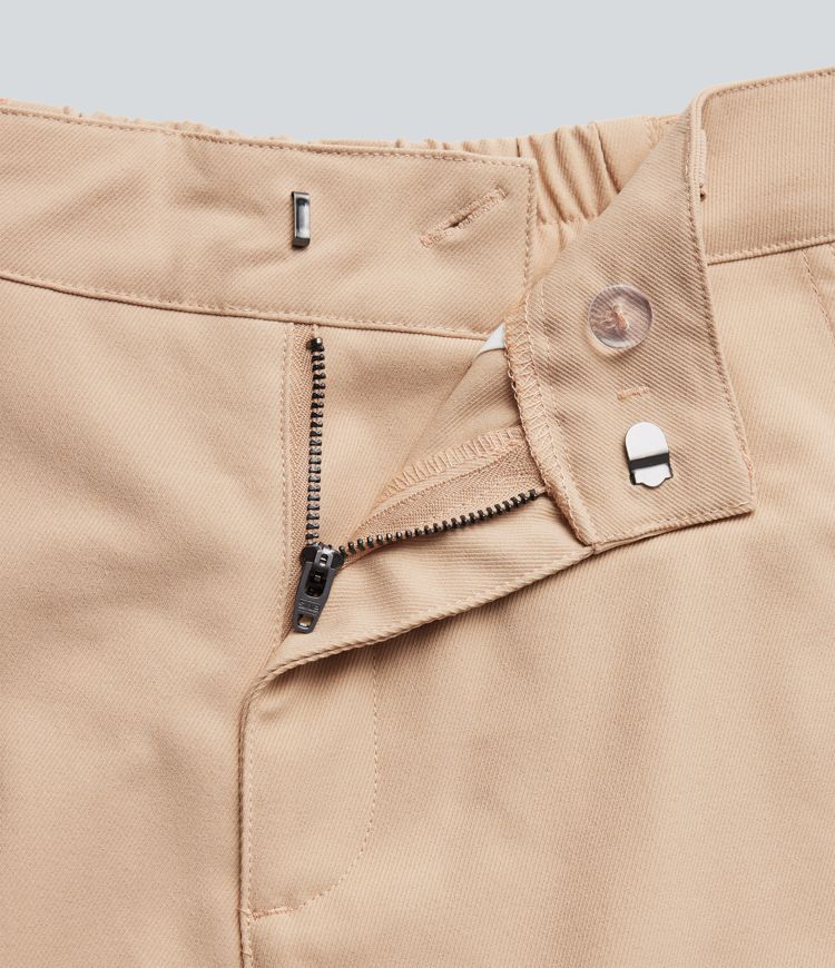 Bürohose mit mittelhohem Bund, mehreren Taschen und geschwungenem Bein Bürohose mit mittelhohem Bund, mehreren Taschen und geschwungenem Bein