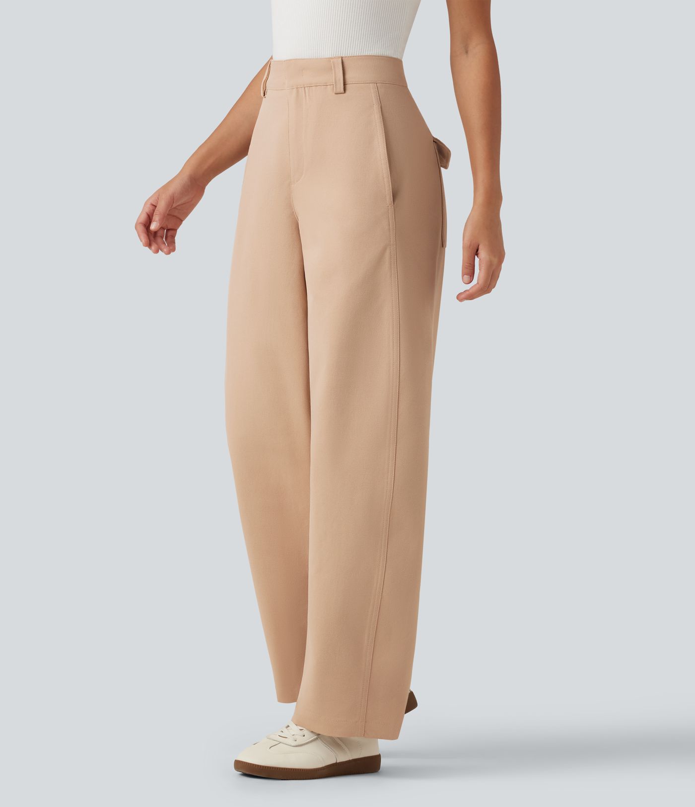 Bürohose mit mittelhohem Bund, mehreren Taschen und geschwungenem Bein Bürohose mit mittelhohem Bund, mehreren Taschen und geschwungenem Bein