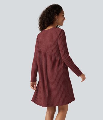 Lässiges Minikleid aus geripptem Strick mit Rundhalsausschnitt, langen Ärmeln und asymmetrischem Design Lässiges Minikleid aus geripptem Strick mit Rundhalsausschnitt, langen Ärmeln und asymmetrischem Design