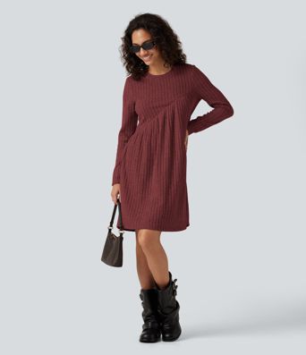 Lässiges Minikleid aus geripptem Strick mit Rundhalsausschnitt, langen Ärmeln und asymmetrischem Design Lässiges Minikleid aus geripptem Strick mit Rundhalsausschnitt, langen Ärmeln und asymmetrischem Design