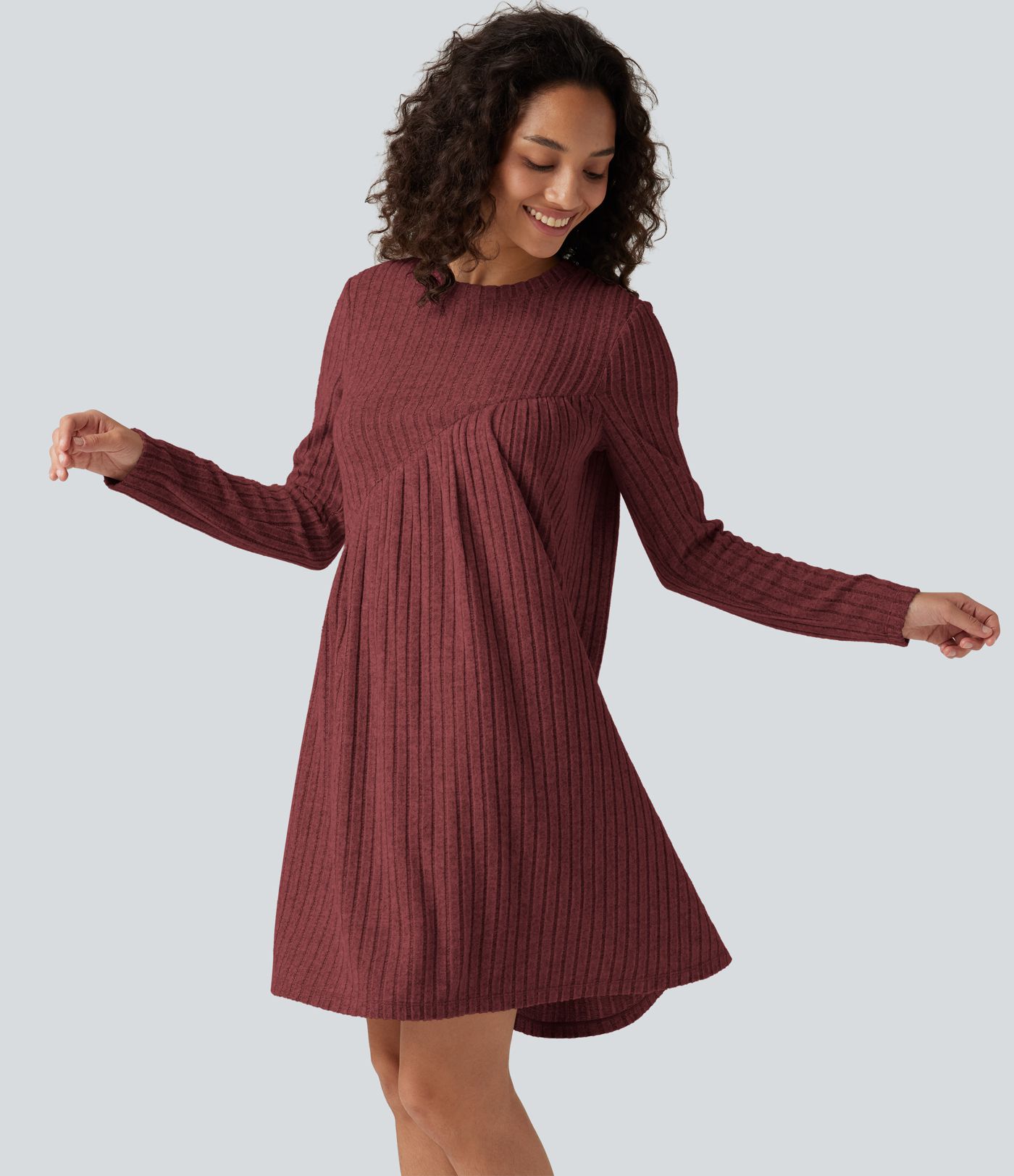 Lässiges Minikleid aus geripptem Strick mit Rundhalsausschnitt, langen Ärmeln und asymmetrischem Design Lässiges Minikleid aus geripptem Strick mit Rundhalsausschnitt, langen Ärmeln und asymmetrischem Design