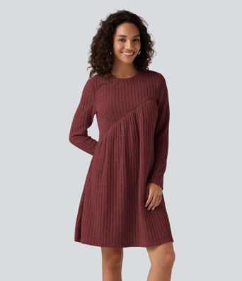 Lässiges Minikleid aus geripptem Strick mit Rundhalsausschnitt, langen Ärmeln und asymmetrischem Design Lässiges Minikleid aus geripptem Strick mit Rundhalsausschnitt, langen Ärmeln und asymmetrischem Design