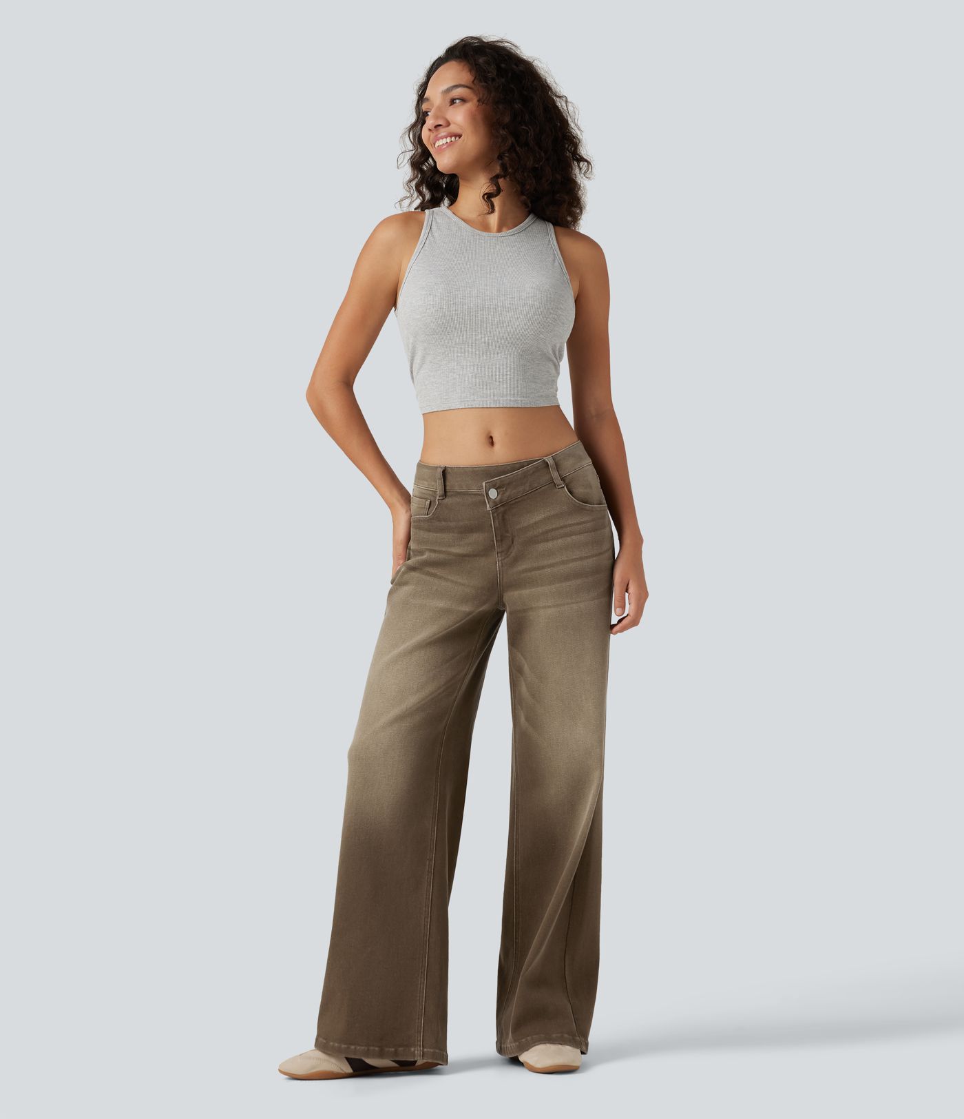 Jean décontracté taille basse, à jambe large asymétrique, coloré, avec poches Jean décontracté taille basse, à jambe large asymétrique, coloré, avec poches