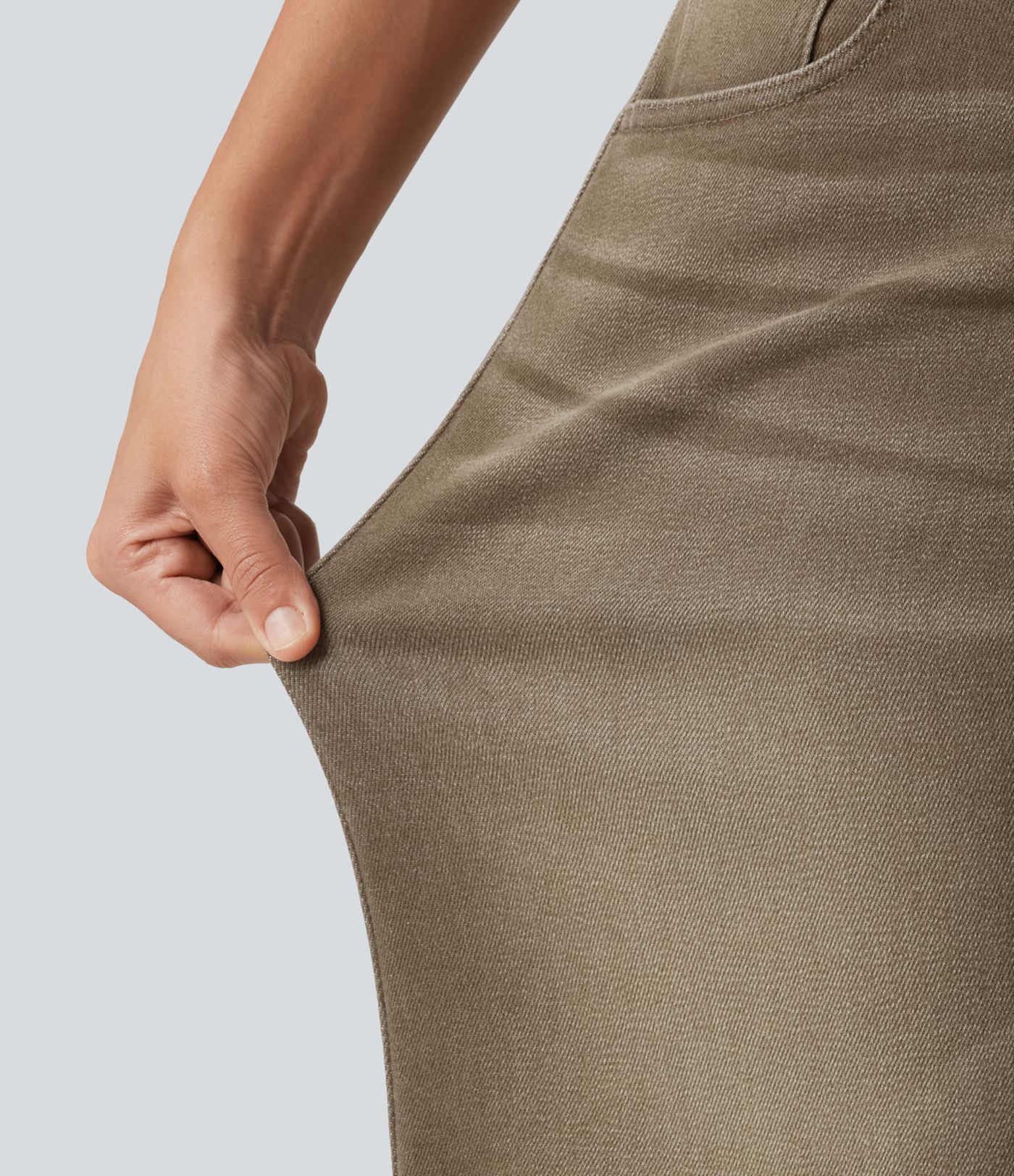 Jean décontracté taille basse, à jambe large asymétrique, coloré, avec poches Jean décontracté taille basse, à jambe large asymétrique, coloré, avec poches