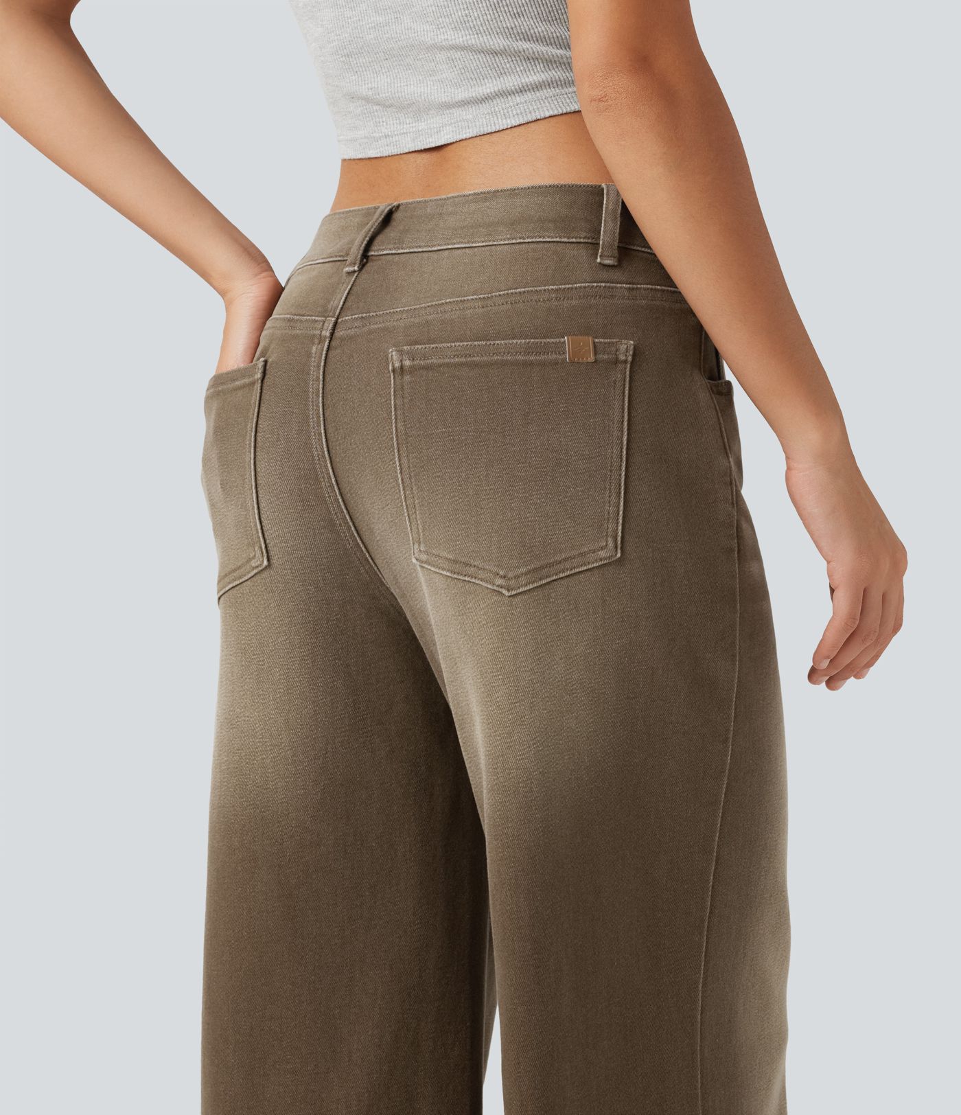 Jean décontracté taille basse, à jambe large asymétrique, coloré, avec poches Jean décontracté taille basse, à jambe large asymétrique, coloré, avec poches