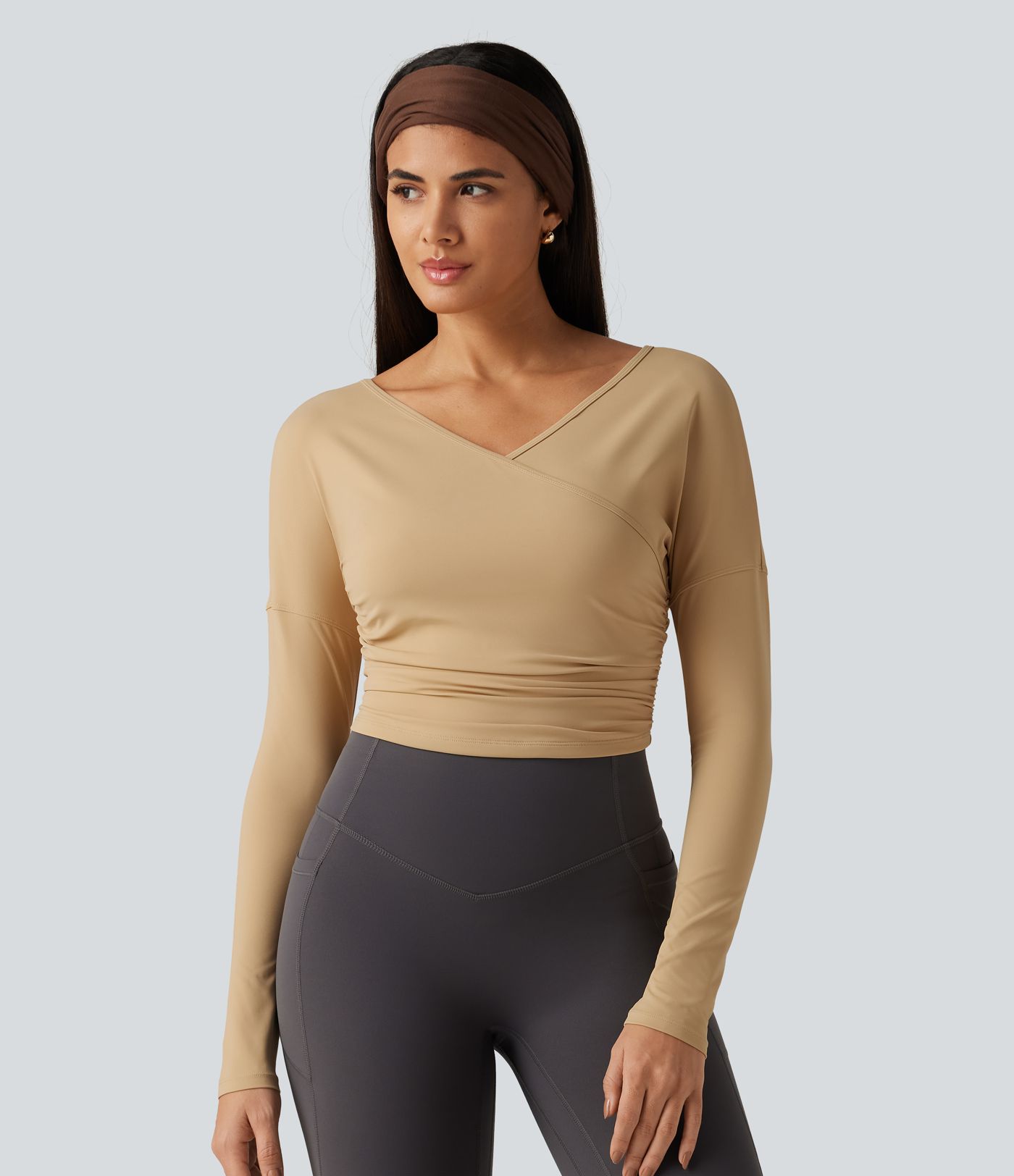 SoftlyZero Airy - Gerafftes Yoga-Sport-Top mit V-Ausschnitt, langen Ärmeln und InstantCool SoftlyZero Airy - Gerafftes Yoga-Sport-Top mit V-Ausschnitt, langen Ärmeln und InstantCool