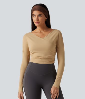 SoftlyZero Airy - Gerafftes Yoga-Sport-Top mit V-Ausschnitt, langen Ärmeln und InstantCool SoftlyZero Airy - Gerafftes Yoga-Sport-Top mit V-Ausschnitt, langen Ärmeln und InstantCool