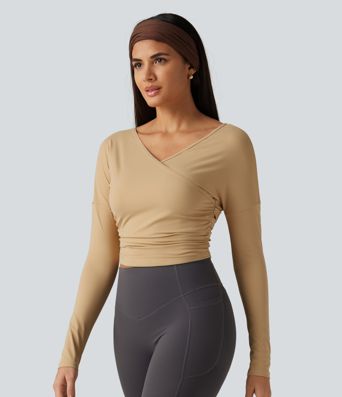 SoftlyZero Airy - Gerafftes Yoga-Sport-Top mit V-Ausschnitt, langen Ärmeln und InstantCool SoftlyZero Airy - Gerafftes Yoga-Sport-Top mit V-Ausschnitt, langen Ärmeln und InstantCool