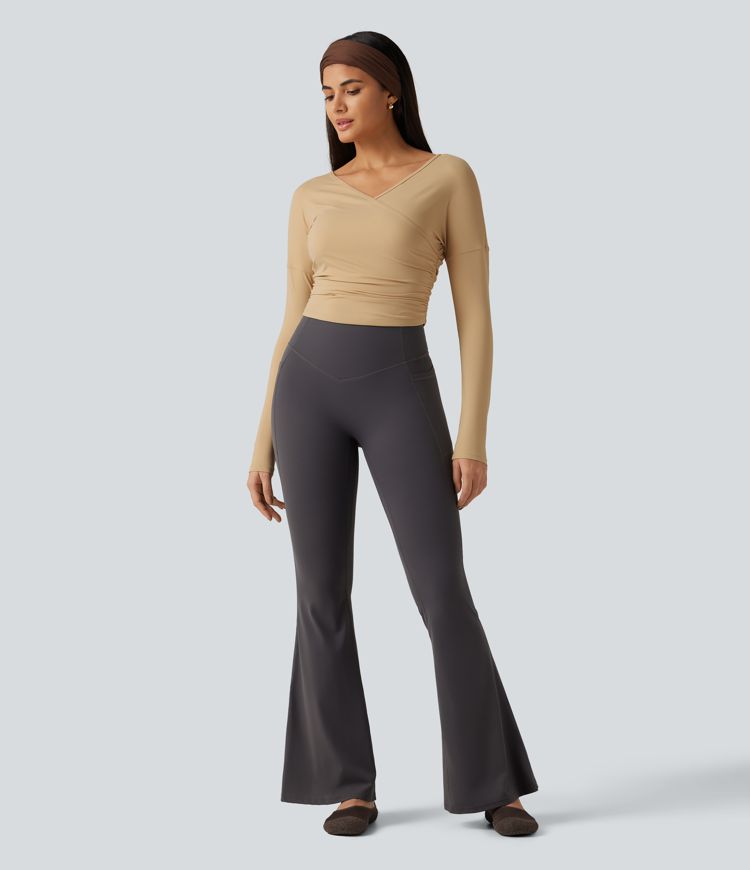 SoftlyZero Airy - Gerafftes Yoga-Sport-Top mit V-Ausschnitt, langen Ärmeln und InstantCool SoftlyZero Airy - Gerafftes Yoga-Sport-Top mit V-Ausschnitt, langen Ärmeln und InstantCool