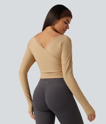 SoftlyZero Airy - Gerafftes Yoga-Sport-Top mit V-Ausschnitt, langen Ärmeln und InstantCool SoftlyZero Airy - Gerafftes Yoga-Sport-Top mit V-Ausschnitt, langen Ärmeln und InstantCool