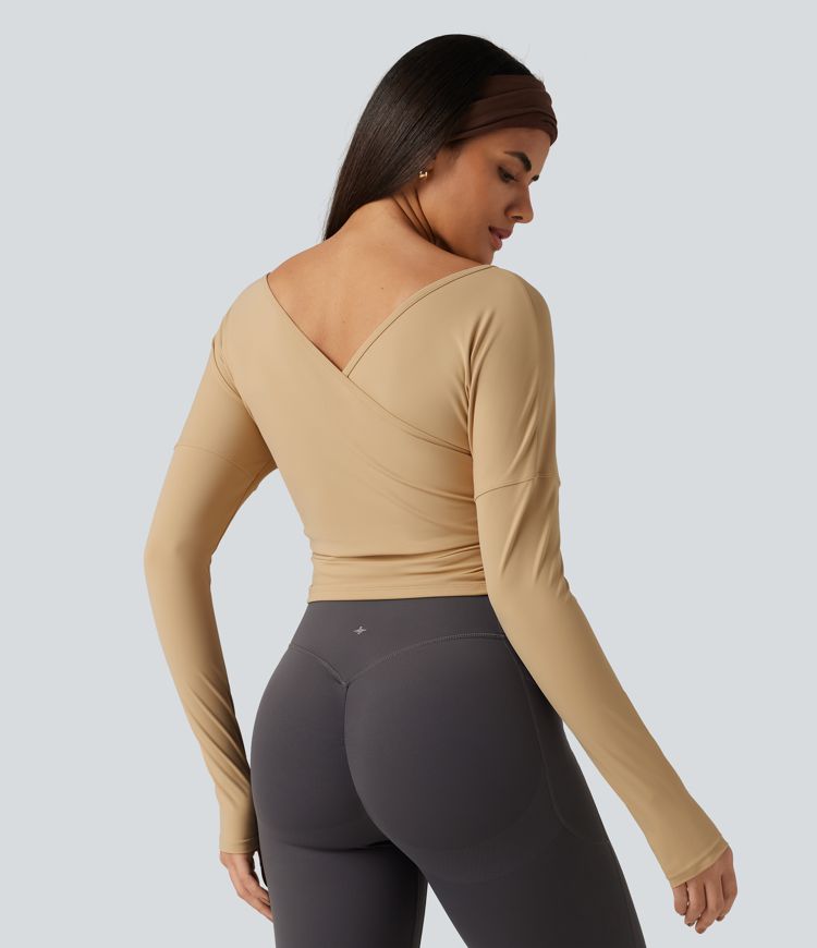 SoftlyZero Airy - Gerafftes Yoga-Sport-Top mit V-Ausschnitt, langen Ärmeln und InstantCool SoftlyZero Airy - Gerafftes Yoga-Sport-Top mit V-Ausschnitt, langen Ärmeln und InstantCool