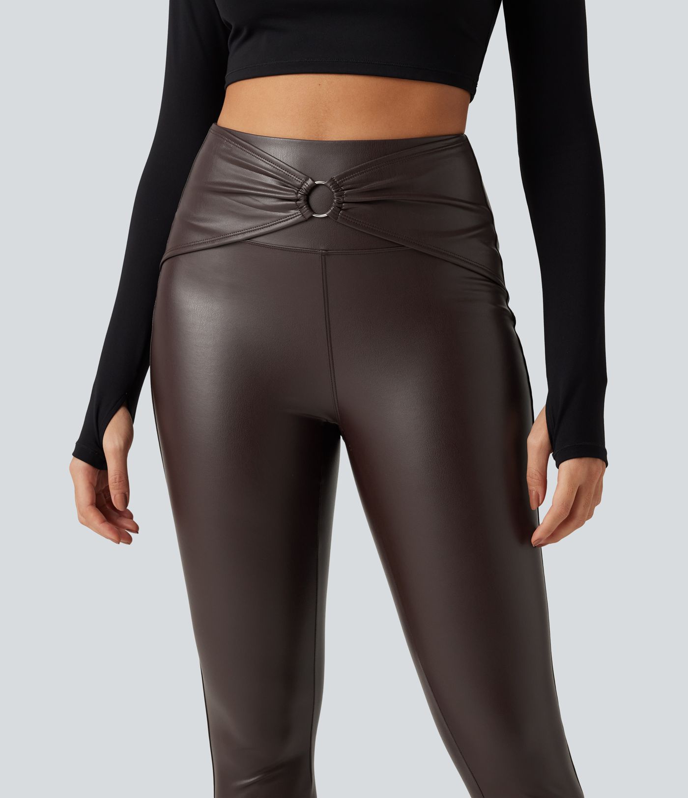 Geraffte Fleece-Yoga-Leggings aus elastischem Kunstleder mit hohem Bund und Gesäßtaschen Geraffte Fleece-Yoga-Leggings aus elastischem Kunstleder mit hohem Bund und Gesäßtaschen