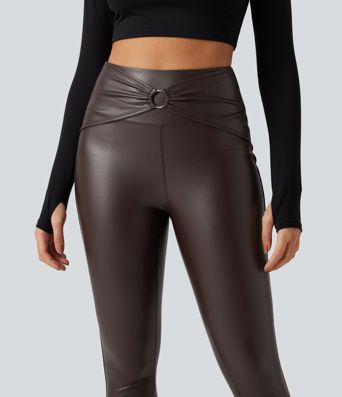Geraffte Fleece-Yoga-Leggings aus elastischem Kunstleder mit hohem Bund und Gesäßtaschen Geraffte Fleece-Yoga-Leggings aus elastischem Kunstleder mit hohem Bund und Gesäßtaschen