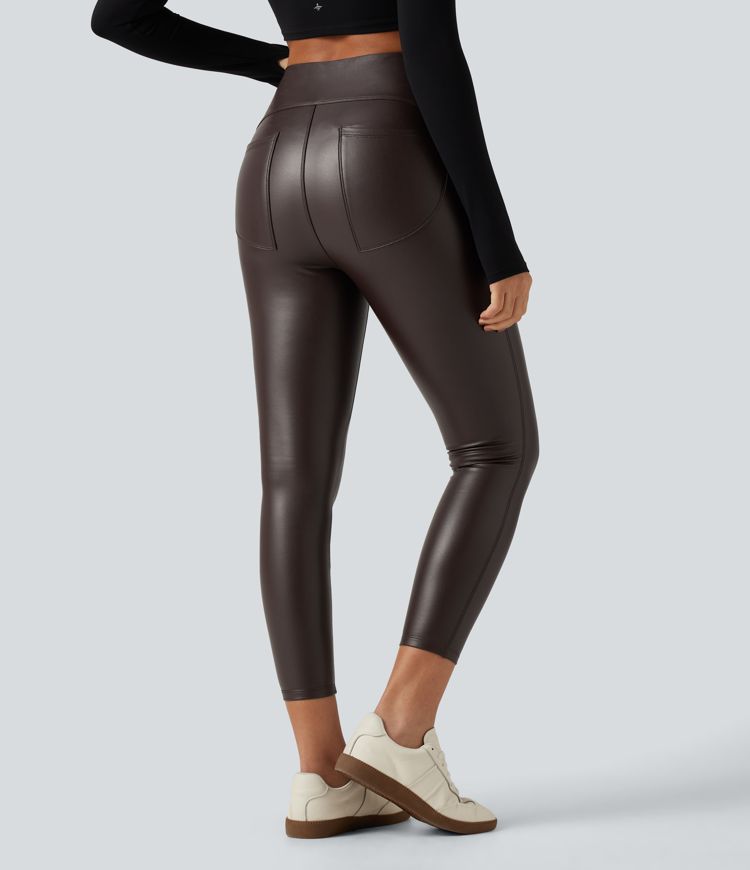 Geraffte Fleece-Yoga-Leggings aus elastischem Kunstleder mit hohem Bund und Gesäßtaschen Geraffte Fleece-Yoga-Leggings aus elastischem Kunstleder mit hohem Bund und Gesäßtaschen