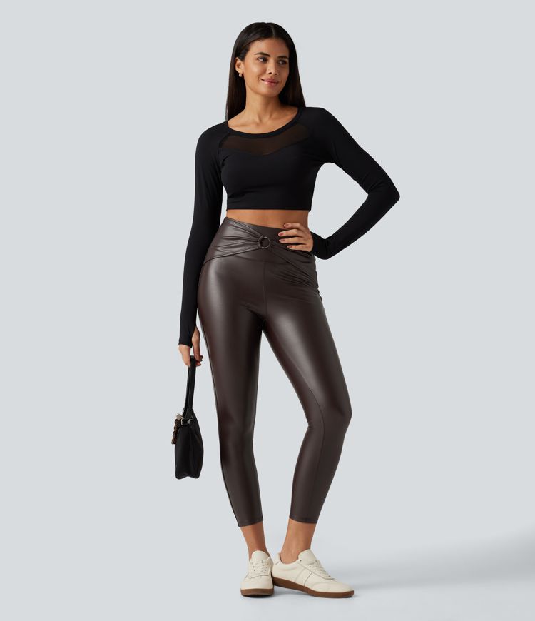 Geraffte Fleece-Yoga-Leggings aus elastischem Kunstleder mit hohem Bund und Gesäßtaschen Geraffte Fleece-Yoga-Leggings aus elastischem Kunstleder mit hohem Bund und Gesäßtaschen
