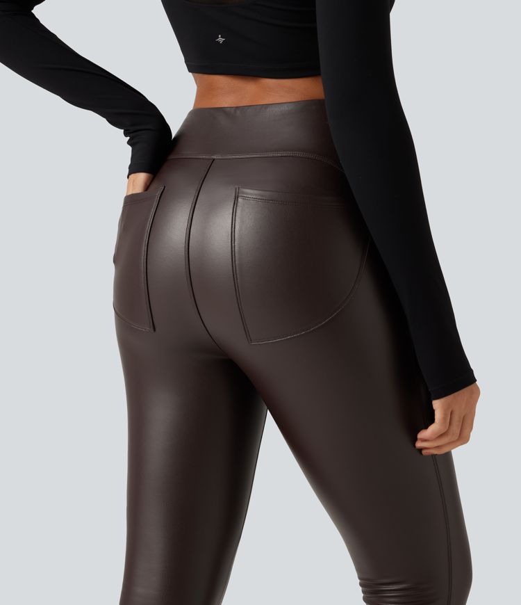 Geraffte Fleece-Yoga-Leggings aus elastischem Kunstleder mit hohem Bund und Gesäßtaschen Geraffte Fleece-Yoga-Leggings aus elastischem Kunstleder mit hohem Bund und Gesäßtaschen