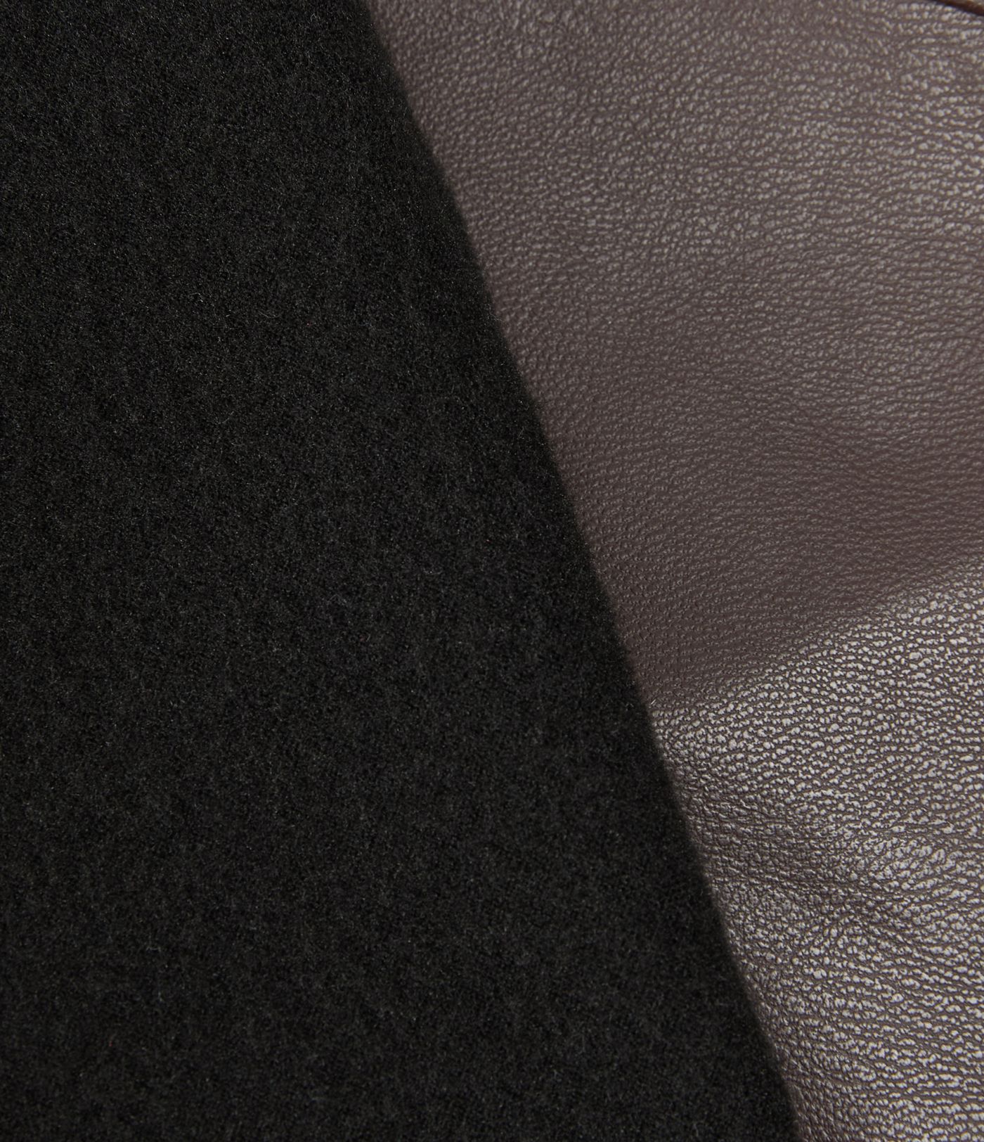 Geraffte Fleece-Yoga-Leggings aus elastischem Kunstleder mit hohem Bund und Gesäßtaschen Geraffte Fleece-Yoga-Leggings aus elastischem Kunstleder mit hohem Bund und Gesäßtaschen