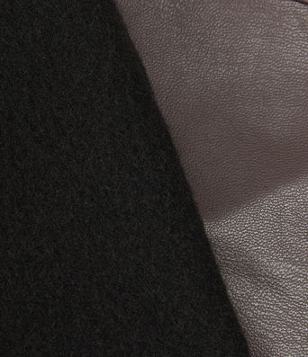 Geraffte Fleece-Yoga-Leggings aus elastischem Kunstleder mit hohem Bund und Gesäßtaschen Geraffte Fleece-Yoga-Leggings aus elastischem Kunstleder mit hohem Bund und Gesäßtaschen