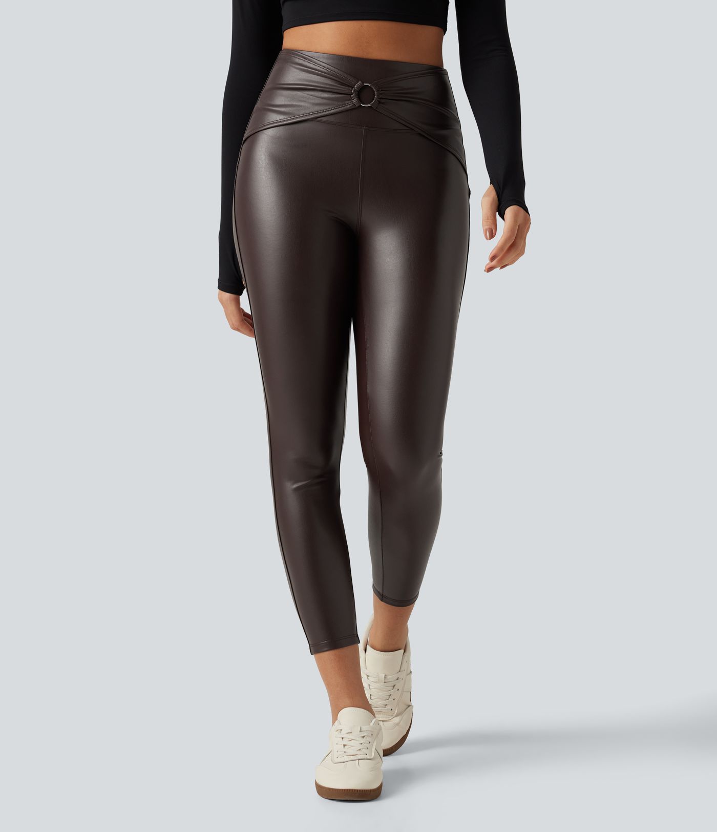 Geraffte Fleece-Yoga-Leggings aus elastischem Kunstleder mit hohem Bund und Gesäßtaschen Geraffte Fleece-Yoga-Leggings aus elastischem Kunstleder mit hohem Bund und Gesäßtaschen