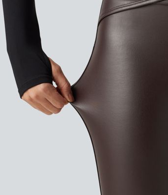 Geraffte Fleece-Yoga-Leggings aus elastischem Kunstleder mit hohem Bund und Gesäßtaschen Geraffte Fleece-Yoga-Leggings aus elastischem Kunstleder mit hohem Bund und Gesäßtaschen