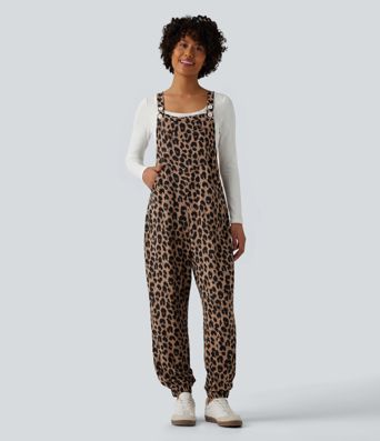 Volnočasový overal ve stylu jogger z vaflového materiálu s leopardím potiskem, nastavitelnými ramínky a kapsami.