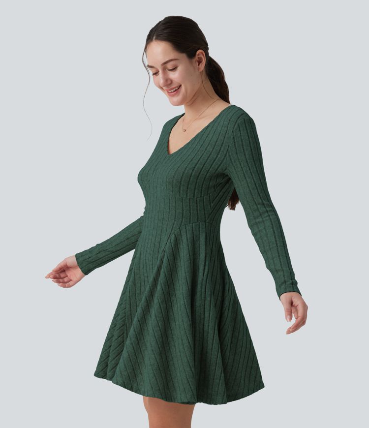 Robe mini évasée en maille côtelée à encolure en V, manches longues et poches