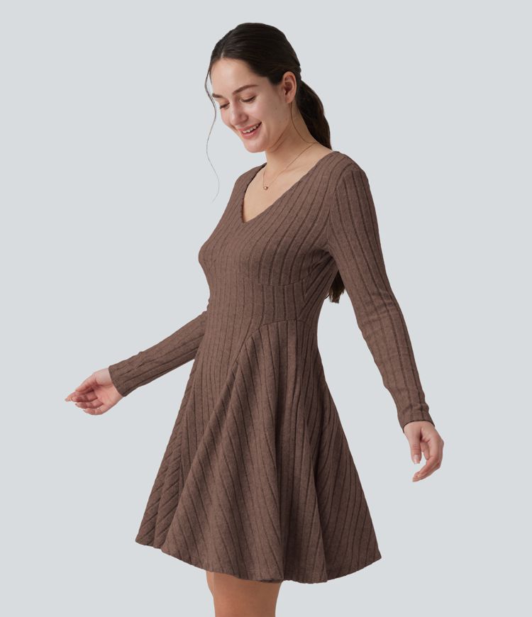 Robe mini évasée en maille côtelée à encolure en V, manches longues et poches