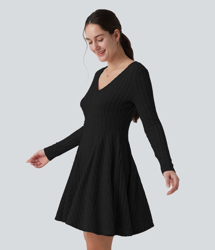 Robe mini évasée en maille côtelée à encolure en V, manches longues et poches