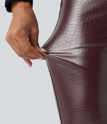 Lässige Fleece-Leggings aus elastischem Kunstleder mit hohem Bund, Gesäßtaschen und Schlangenmuster Lässige Fleece-Leggings aus elastischem Kunstleder mit hohem Bund, Gesäßtaschen und Schlangenmuster