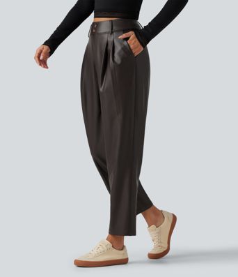 Schmal zulaufende Hose aus elastischem Kunstleder mit hohem Bund und Gesäßtaschen Schmal zulaufende Hose aus elastischem Kunstleder mit hohem Bund und Gesäßtaschen