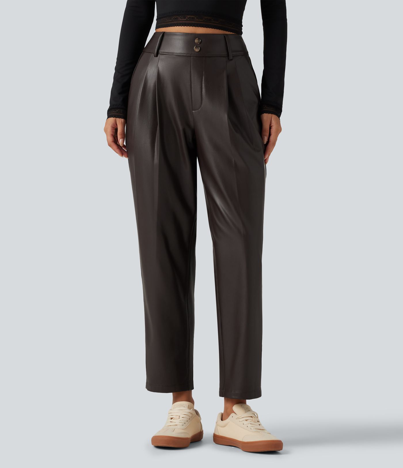 Schmal zulaufende Hose aus elastischem Kunstleder mit hohem Bund und Gesäßtaschen Schmal zulaufende Hose aus elastischem Kunstleder mit hohem Bund und Gesäßtaschen