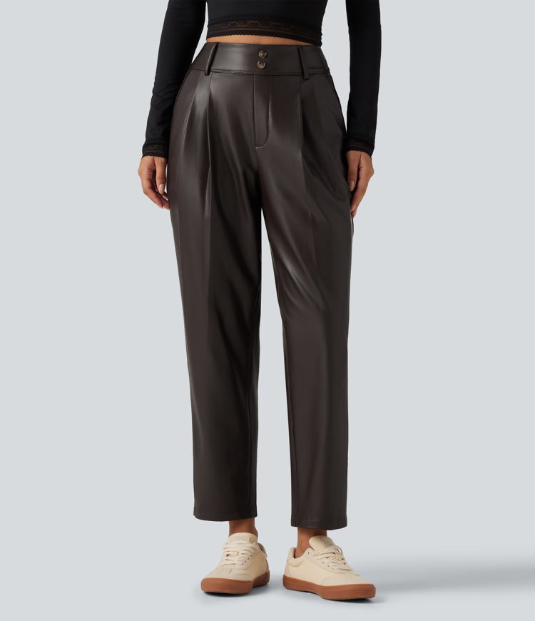 Schmal zulaufende Hose aus elastischem Kunstleder mit hohem Bund und Gesäßtaschen Schmal zulaufende Hose aus elastischem Kunstleder mit hohem Bund und Gesäßtaschen