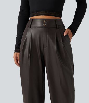 Schmal zulaufende Hose aus elastischem Kunstleder mit hohem Bund und Gesäßtaschen Schmal zulaufende Hose aus elastischem Kunstleder mit hohem Bund und Gesäßtaschen