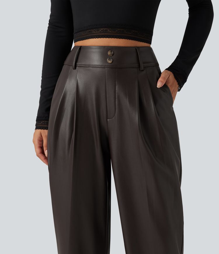Schmal zulaufende Hose aus elastischem Kunstleder mit hohem Bund und Gesäßtaschen Schmal zulaufende Hose aus elastischem Kunstleder mit hohem Bund und Gesäßtaschen